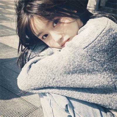 瞬间治疗却被视为无用而被流放的天才治疗师，以暗黑治疗师的身份幸福地生活着